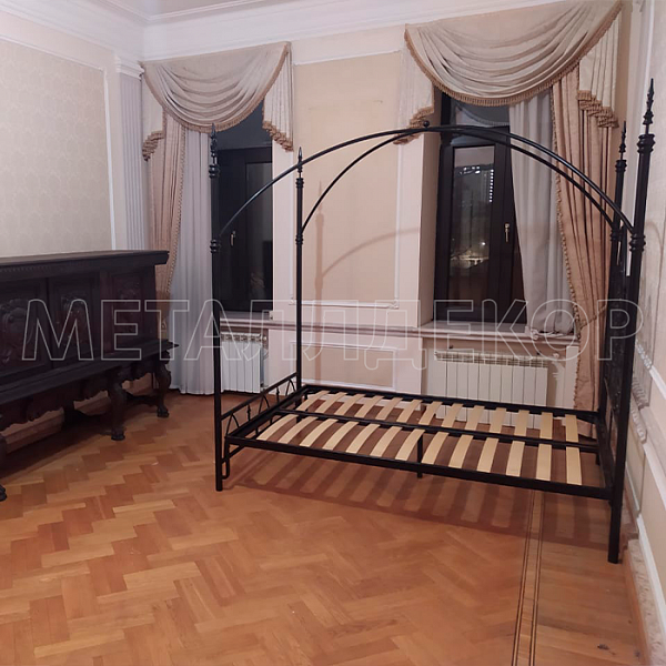 Кованая кровать Готика с балдахином и куполом 160