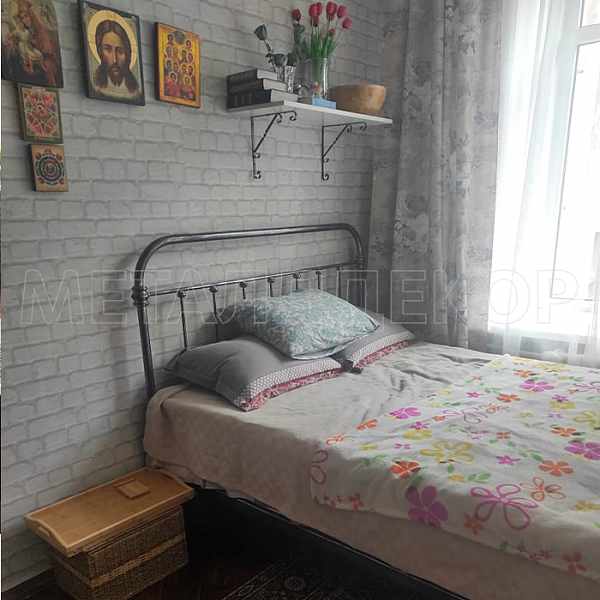 Кованая кровать дизайнерская Лофт Моста 160 с двумя спинками и крюками