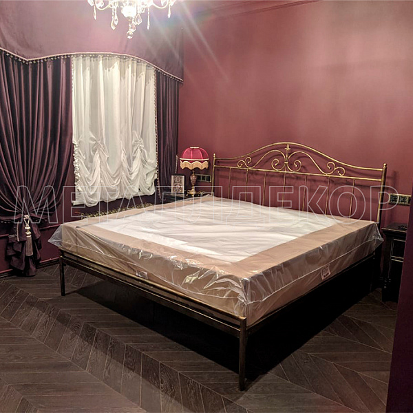 Кованая кровать дизайнерская Вега Шарм. На фото кровать с 2 спинками.